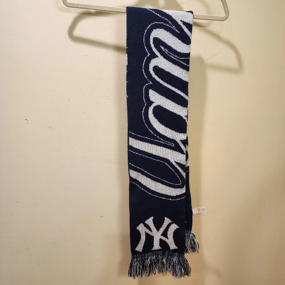 Forever Colectibles NEW YORK YANKEES Logo Unisex Scarf
